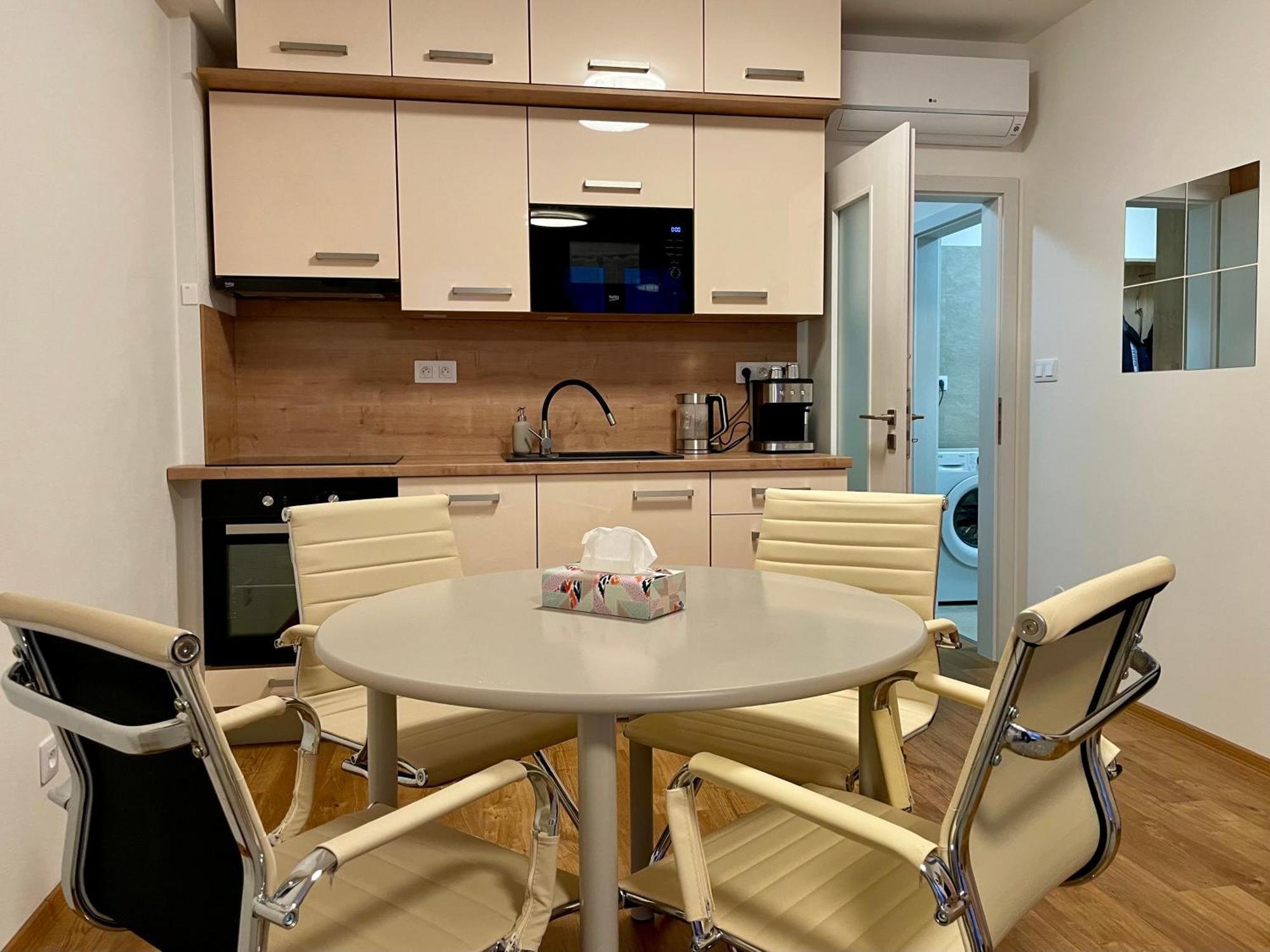 Apartman Astra Sezimovo Ústí Esterno foto