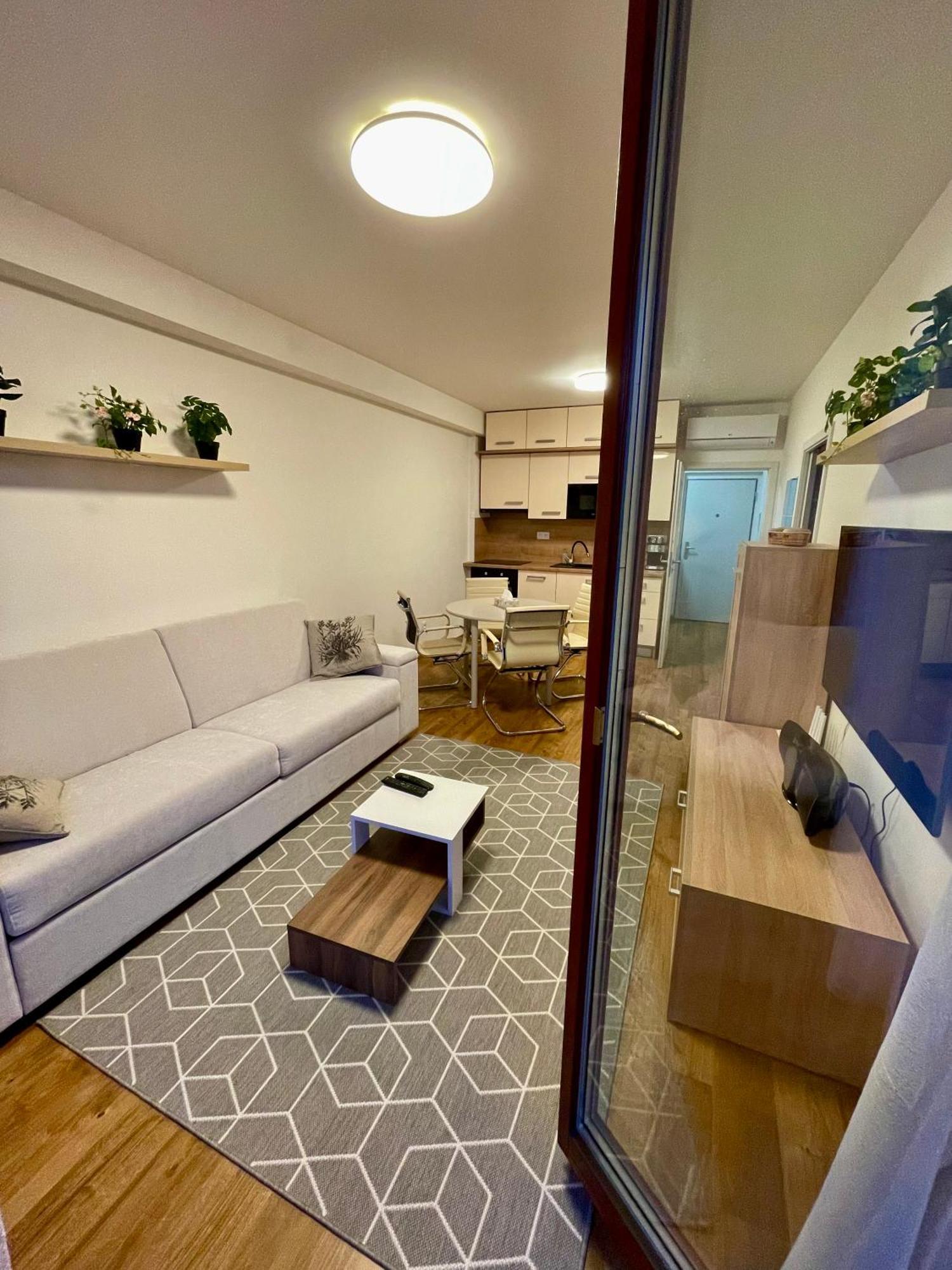 Apartman Astra Sezimovo Ústí Esterno foto